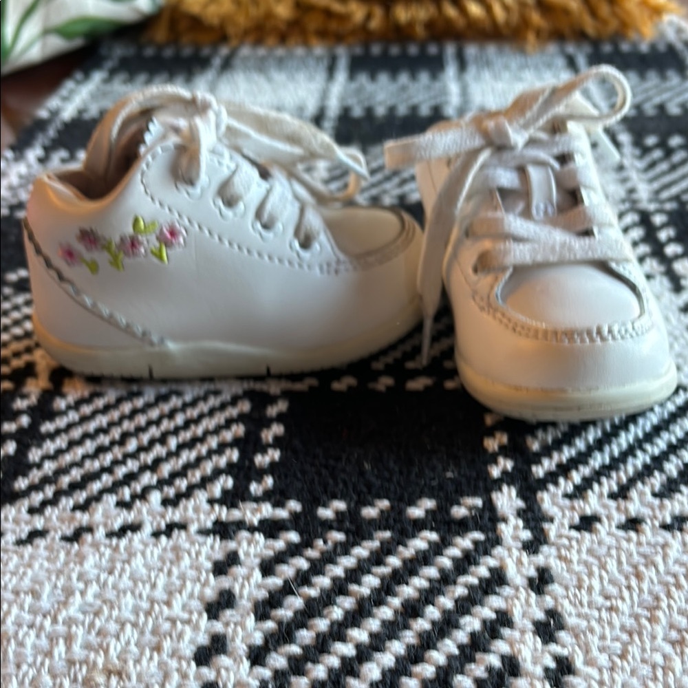 Floral Embroidered White Kids Shoes Emilia